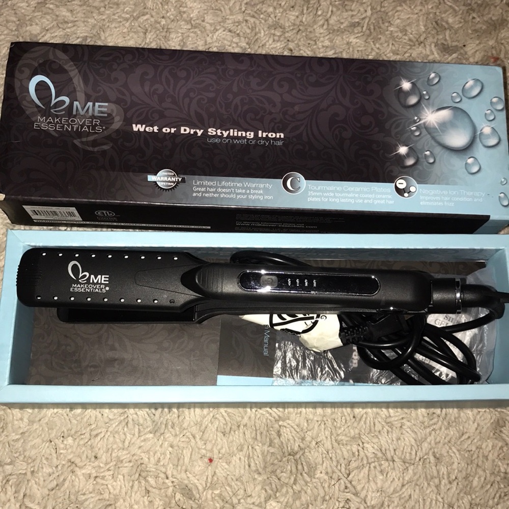 MAKEOVER ESSENTIALS flat iron new in box
